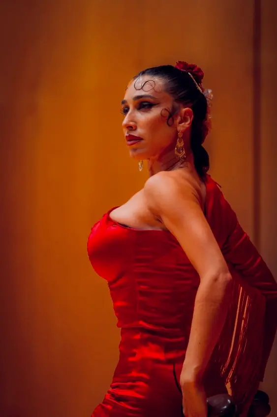 Detalle de manos y movimiento flamenco