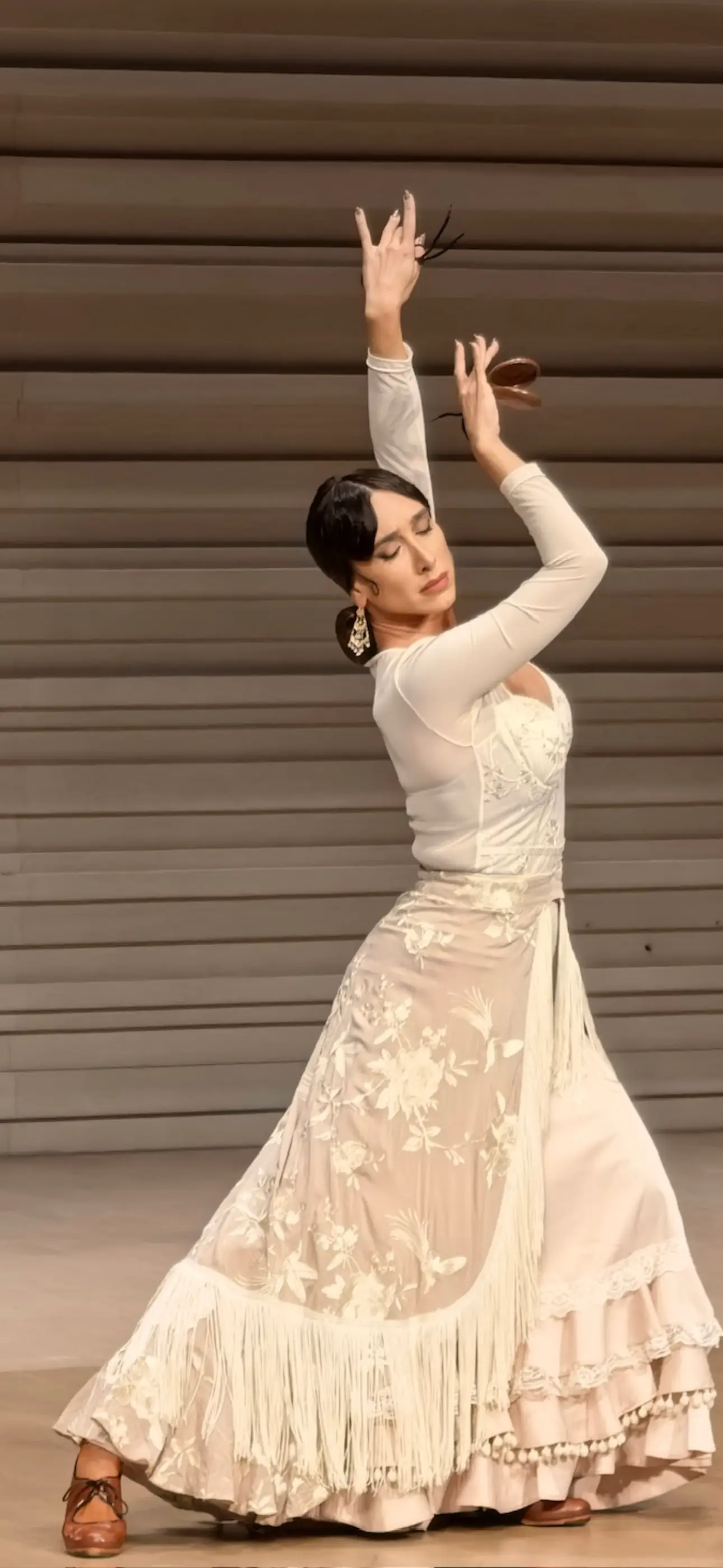 Escena con vestido oscuro y luz dramática